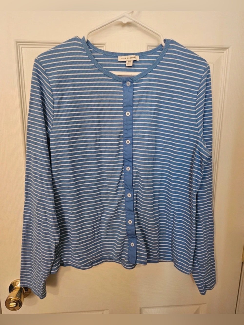 Free Assembly striped snap button up top
